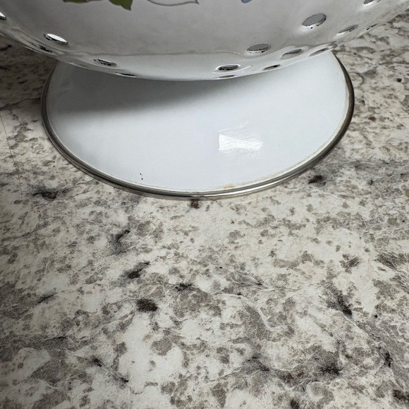 Vintage Kobe JCPenney Footed Metal White Enamel Colander/Strainer Pink/Purple 🌺 - Picture 9 of 14